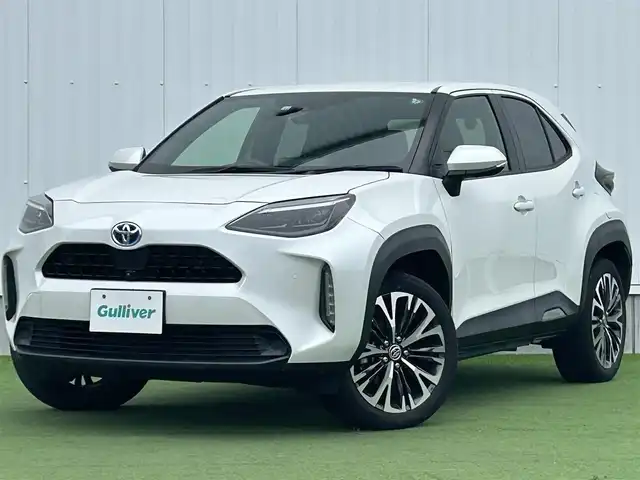 トヨタ ヤリスクロス ハイブリッド Z 香川県 2022(令4)年 2.5万km プラチナホワイトパールマイカ 純正ディスプレイオーディオ/【TV、BT、ナビ】/パノラマミックビューモニターOP/電動リアゲートOP/トヨタセーフティーセンス/・プリクラッシュ【衝突軽減】/・LDA【車線脱警報】/・ブラインドスポットモニター/ハーフレザーシート/シートヒーター/D席パワーシート/ハンドルヒーター/LEDヘッドライト/オートマチックハイビーム/革巻きステアリング/ステアリングスイッチ/レーダークルーズコントロール/ETC/純正AW18インチ/スマートキー/プッシュスタート