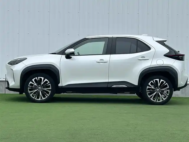 トヨタ ヤリスクロス ハイブリッド Z 香川県 2022(令4)年 2.5万km プラチナホワイトパールマイカ 純正ディスプレイオーディオ/【TV、BT、ナビ】/パノラマミックビューモニターOP/電動リアゲートOP/トヨタセーフティーセンス/・プリクラッシュ【衝突軽減】/・LDA【車線脱警報】/・ブラインドスポットモニター/ハーフレザーシート/シートヒーター/D席パワーシート/ハンドルヒーター/LEDヘッドライト/オートマチックハイビーム/革巻きステアリング/ステアリングスイッチ/レーダークルーズコントロール/ETC/純正AW18インチ/スマートキー/プッシュスタート