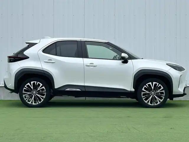 トヨタ ヤリスクロス ハイブリッド Z 香川県 2022(令4)年 2.5万km プラチナホワイトパールマイカ 純正ディスプレイオーディオ/【TV、BT、ナビ】/パノラマミックビューモニターOP/電動リアゲートOP/トヨタセーフティーセンス/・プリクラッシュ【衝突軽減】/・LDA【車線脱警報】/・ブラインドスポットモニター/ハーフレザーシート/シートヒーター/D席パワーシート/ハンドルヒーター/LEDヘッドライト/オートマチックハイビーム/革巻きステアリング/ステアリングスイッチ/レーダークルーズコントロール/ETC/純正AW18インチ/スマートキー/プッシュスタート