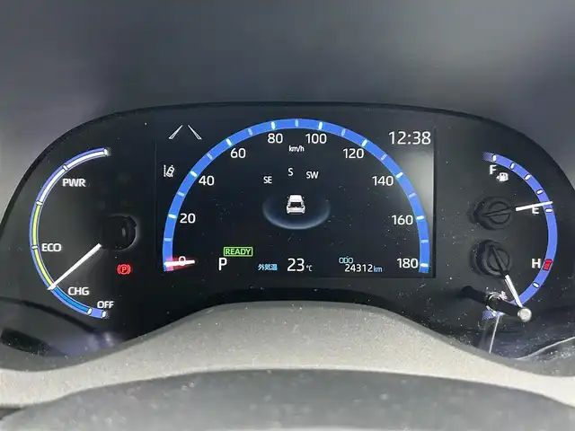 トヨタ ヤリスクロス ハイブリッド Z 香川県 2022(令4)年 2.5万km プラチナホワイトパールマイカ 純正ディスプレイオーディオ/【TV、BT、ナビ】/パノラマミックビューモニターOP/電動リアゲートOP/トヨタセーフティーセンス/・プリクラッシュ【衝突軽減】/・LDA【車線脱警報】/・ブラインドスポットモニター/ハーフレザーシート/シートヒーター/D席パワーシート/ハンドルヒーター/LEDヘッドライト/オートマチックハイビーム/革巻きステアリング/ステアリングスイッチ/レーダークルーズコントロール/ETC/純正AW18インチ/スマートキー/プッシュスタート