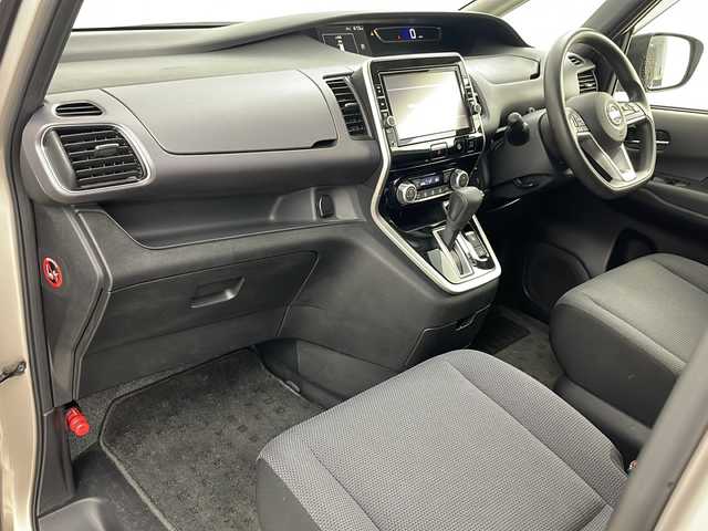 日産 セレナ X Vセレクション 道央・札幌 2018(平30)年 7.6万km カシミヤグレージュ ・4WD/・寒冷地仕様/・純正ナビ&CD&DVD&SD&BT&フルセグ/・両側パワースライドドア/・アラウンドビューモニター/・プロパイロット/・レーダークルーズコントロール/・パーキングアシスト/・デジタルインナーミラー/・純正前方ドライブレコーダー/・ステアリングスイッチ/・純正フロアマット/・LEDヘッドライト/・オートライト/・スマートキー