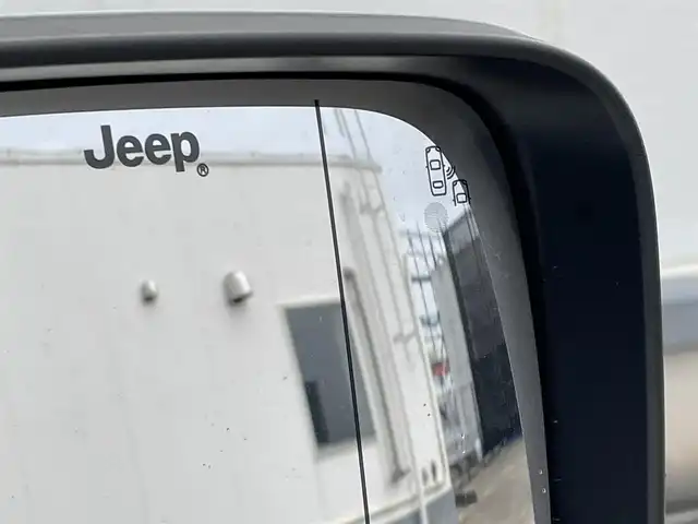 クライスラー・ジープ ジープ レネゲード リミテッド 東京都 2022(令4)年 0.4万km 白 純正ナビ/フルセグTV/Bluetooth接続/バックモニター/レザーシート/シートヒーター/ステアリングヒーター/アダプティブクルーズコントロール/ブラインドスポットモニター/レーンキープアシスト/衝突被害軽減ブレーキ/オートワイパー/アイドリングストップ/パークセンス/スマートキー/プッシュスタート/前後ドライブレコーダー
