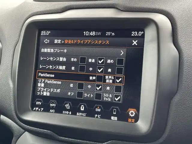 クライスラー・ジープ ジープ レネゲード リミテッド 東京都 2022(令4)年 0.4万km 白 純正ナビ/フルセグTV/Bluetooth接続/バックモニター/レザーシート/シートヒーター/ステアリングヒーター/アダプティブクルーズコントロール/ブラインドスポットモニター/レーンキープアシスト/衝突被害軽減ブレーキ/オートワイパー/アイドリングストップ/パークセンス/スマートキー/プッシュスタート/前後ドライブレコーダー