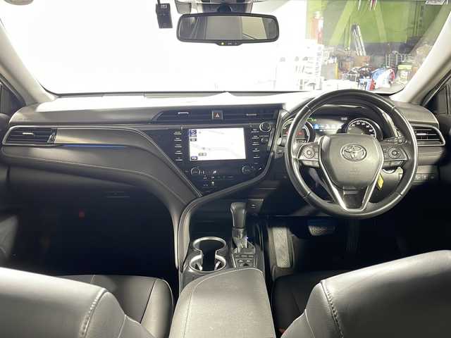 トヨタ カムリ WSレザーパッケージ 沖縄県 2019(平31)年 4.7万km プラチナホワイトパールマイカ 禁煙車　/純正８インチナビ[B9108]　/（フルセグTV CD DVD Bluetooth）/ムーンルーフ　/バックカメラ　/前方ドライブレコーダー　/電動パーキングブレーキ　/Toyota Safety Sense/・PCS（プリクラッシュセーフティ）/・LDA（レーンディパーチャーアラート）/・AHB（オートマチックハイビーム）/ＨＵＤ（ヘッドアップディスプレイ）　/ＢＳＭ（ブラインドスポットモニター）　/ＡＣ１００Ｖ　/ビルトインＥＴＣ　/レザーシート/パワーシート/シートヒーター