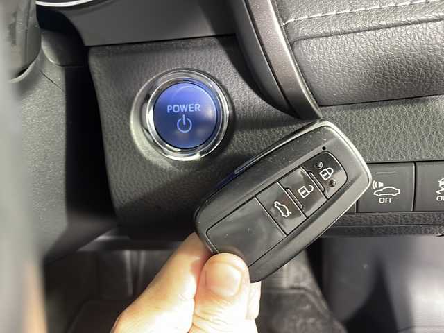 トヨタ カムリ WSレザーパッケージ 沖縄県 2019(平31)年 4.7万km プラチナホワイトパールマイカ 禁煙車　/純正８インチナビ[B9108]　/（フルセグTV CD DVD Bluetooth）/ムーンルーフ　/バックカメラ　/前方ドライブレコーダー　/電動パーキングブレーキ　/Toyota Safety Sense/・PCS（プリクラッシュセーフティ）/・LDA（レーンディパーチャーアラート）/・AHB（オートマチックハイビーム）/ＨＵＤ（ヘッドアップディスプレイ）　/ＢＳＭ（ブラインドスポットモニター）　/ＡＣ１００Ｖ　/ビルトインＥＴＣ　/レザーシート/パワーシート/シートヒーター