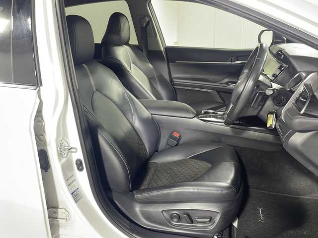 トヨタ カムリ WSレザーパッケージ 沖縄県 2019(平31)年 4.7万km プラチナホワイトパールマイカ 禁煙車　/純正８インチナビ[B9108]　/（フルセグTV CD DVD Bluetooth）/ムーンルーフ　/バックカメラ　/前方ドライブレコーダー　/電動パーキングブレーキ　/Toyota Safety Sense/・PCS（プリクラッシュセーフティ）/・LDA（レーンディパーチャーアラート）/・AHB（オートマチックハイビーム）/ＨＵＤ（ヘッドアップディスプレイ）　/ＢＳＭ（ブラインドスポットモニター）　/ＡＣ１００Ｖ　/ビルトインＥＴＣ　/レザーシート/パワーシート/シートヒーター