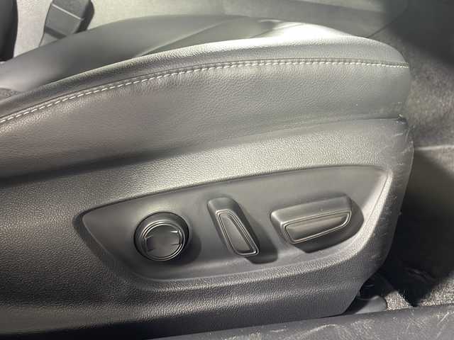 トヨタ カムリ WSレザーパッケージ 沖縄県 2019(平31)年 4.7万km プラチナホワイトパールマイカ 禁煙車　/純正８インチナビ[B9108]　/（フルセグTV CD DVD Bluetooth）/ムーンルーフ　/バックカメラ　/前方ドライブレコーダー　/電動パーキングブレーキ　/Toyota Safety Sense/・PCS（プリクラッシュセーフティ）/・LDA（レーンディパーチャーアラート）/・AHB（オートマチックハイビーム）/ＨＵＤ（ヘッドアップディスプレイ）　/ＢＳＭ（ブラインドスポットモニター）　/ＡＣ１００Ｖ　/ビルトインＥＴＣ　/レザーシート/パワーシート/シートヒーター