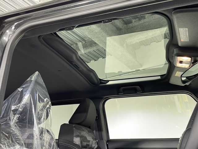 ダイハツ タフト G ダーククロムベンチャー 神奈川県 2025(令7)年 0.1千km ブラックマイカメタリック 届出済未使用車/ガラスルーフ/純正オプション15インチAW/前席シートヒーター/アダプティブクルーズコントロール/衝突軽減ブレーキ/レーンキープアシスト/前後コーナーセンサー/LEDヘッドライト/オートライト/オートハイビーム/アイドリングストップ/電動パーキングブレーキ/オートブレーキホールド/プッシュスタート/スマートキー×２