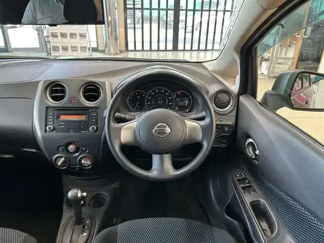 日産 ノート X DIG－S 東京都 2013(平25)年 7.6万km ダークメタルグレー 純正オーディオ/(CD／AUX)/ドアバイザー/純正フロアマット/アイドリングストップ/電動格納ミラー/ISOFIX/ETC/ドアバイザー/Wエアバック＋ABS/取扱説明書