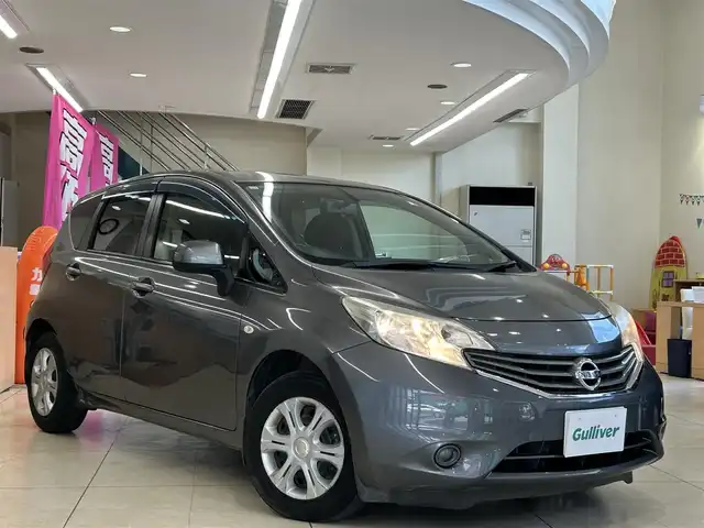 日産 ノート X DIG－S 東京都 2013(平25)年 7.6万km ダークメタルグレー 純正オーディオ/(CD／AUX)/ドアバイザー/純正フロアマット/アイドリングストップ/電動格納ミラー/ISOFIX/ETC/ドアバイザー/Wエアバック＋ABS/取扱説明書