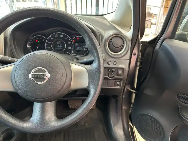日産 ノート X DIG－S 東京都 2013(平25)年 7.6万km ダークメタルグレー 純正オーディオ/(CD／AUX)/ドアバイザー/純正フロアマット/アイドリングストップ/電動格納ミラー/ISOFIX/ETC/ドアバイザー/Wエアバック＋ABS/取扱説明書