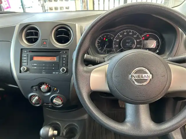 日産 ノート X DIG－S 東京都 2013(平25)年 7.6万km ダークメタルグレー 純正オーディオ/(CD／AUX)/ドアバイザー/純正フロアマット/アイドリングストップ/電動格納ミラー/ISOFIX/ETC/ドアバイザー/Wエアバック＋ABS/取扱説明書