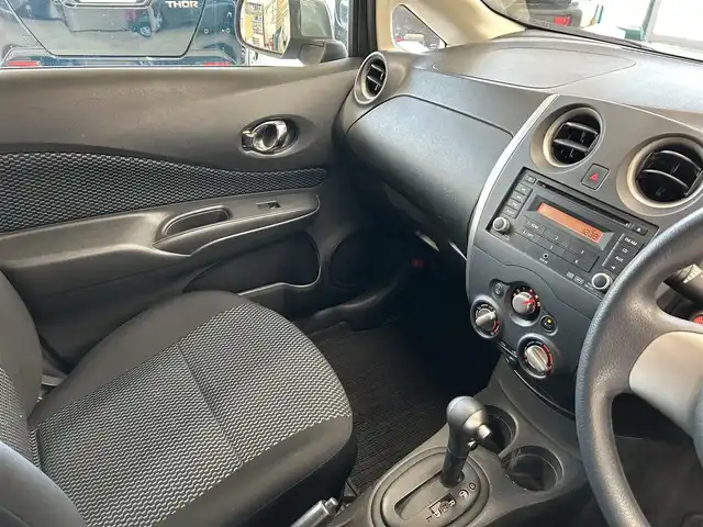 日産 ノート X DIG－S 東京都 2013(平25)年 7.6万km ダークメタルグレー 純正オーディオ/(CD／AUX)/ドアバイザー/純正フロアマット/アイドリングストップ/電動格納ミラー/ISOFIX/ETC/ドアバイザー/Wエアバック＋ABS/取扱説明書