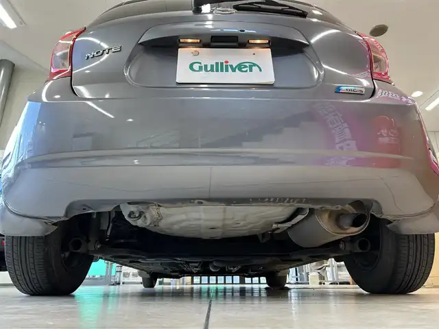 日産 ノート X DIG－S 東京都 2013(平25)年 7.6万km ダークメタルグレー 純正オーディオ/(CD／AUX)/ドアバイザー/純正フロアマット/アイドリングストップ/電動格納ミラー/ISOFIX/ETC/ドアバイザー/Wエアバック＋ABS/取扱説明書