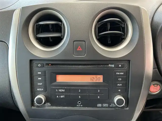 日産 ノート X DIG－S 東京都 2013(平25)年 7.6万km ダークメタルグレー 純正オーディオ/(CD／AUX)/ドアバイザー/純正フロアマット/アイドリングストップ/電動格納ミラー/ISOFIX/ETC/ドアバイザー/Wエアバック＋ABS/取扱説明書