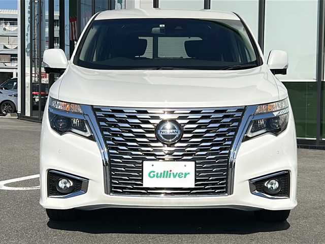 日産 エルグランド 250ハイウェイスターS 岐阜県 2022(令4)年 2.4万km ピュアホワイトパール 登録時走行距離23475km/社外SDナビ　/後席モニター　/レーダークルーズコントロール　/ＥＴＣ　/全方位カメラ　/両側パワースライドドア/衝突軽減システム　/盗難防止装置　/横滑り防止装置　/前後コーナーセンサー　/レーンキープアシスト　/ＬＥＤヘッドライト/オートライト/プッシュスタート/スマートキー/スペアキー1本/iPod接続/純正18インチアルミホイール/社外フロアマット