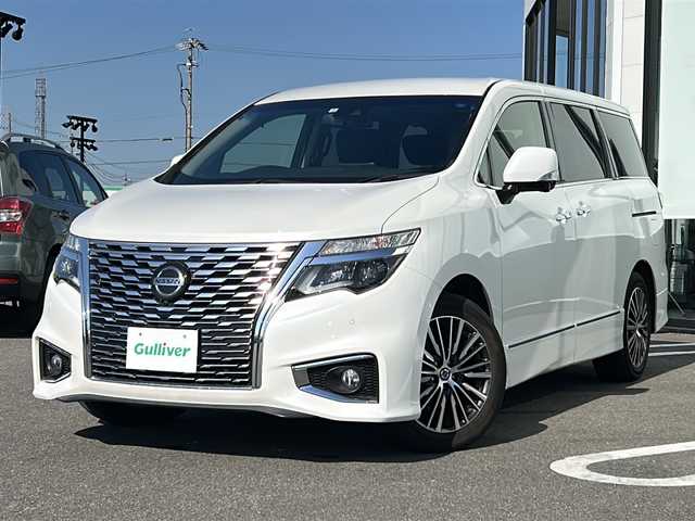 日産 エルグランド 250ハイウェイスターS 岐阜県 2022(令4)年 2.4万km ピュアホワイトパール 登録時走行距離23475km/社外SDナビ　/後席モニター　/レーダークルーズコントロール　/ＥＴＣ　/全方位カメラ　/両側パワースライドドア/衝突軽減システム　/盗難防止装置　/横滑り防止装置　/前後コーナーセンサー　/レーンキープアシスト　/ＬＥＤヘッドライト/オートライト/プッシュスタート/スマートキー/スペアキー1本/iPod接続/純正18インチアルミホイール/社外フロアマット