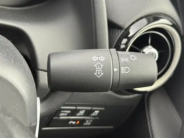 マツダ マツダ２ 15BD 愛知県 2023(令5)年 0.3万km ソニックシルバーM 純正８インチナビ/　（Ｂｌｕｅｔｏｏｔｈ／フルセグＴＶ／ＣＤ／ＤＶＤ）/全方位カメラ/ビルトインＥＴＣ/前後ドラレコ/ヘッドアップディスプレイ/衝突被害軽減ブレーキ/アダプティブクルーズコントロール/MTモード付AT