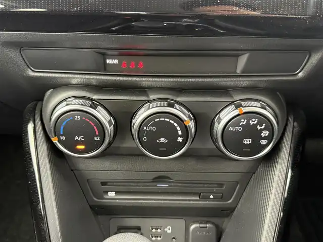 マツダ マツダ２ 15BD 愛知県 2023(令5)年 0.3万km ソニックシルバーM 純正８インチナビ/　（Ｂｌｕｅｔｏｏｔｈ／フルセグＴＶ／ＣＤ／ＤＶＤ）/全方位カメラ/ビルトインＥＴＣ/前後ドラレコ/ヘッドアップディスプレイ/衝突被害軽減ブレーキ/アダプティブクルーズコントロール/MTモード付AT
