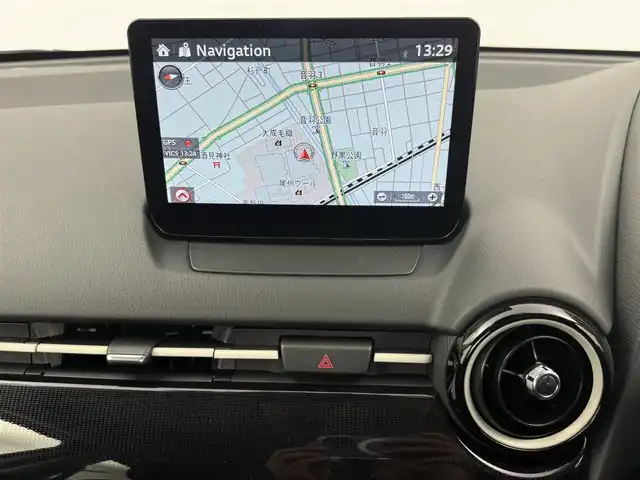 マツダ マツダ２ 15BD 愛知県 2023(令5)年 0.3万km ソニックシルバーM 純正８インチナビ/　（Ｂｌｕｅｔｏｏｔｈ／フルセグＴＶ／ＣＤ／ＤＶＤ）/全方位カメラ/ビルトインＥＴＣ/前後ドラレコ/ヘッドアップディスプレイ/衝突被害軽減ブレーキ/アダプティブクルーズコントロール/MTモード付AT