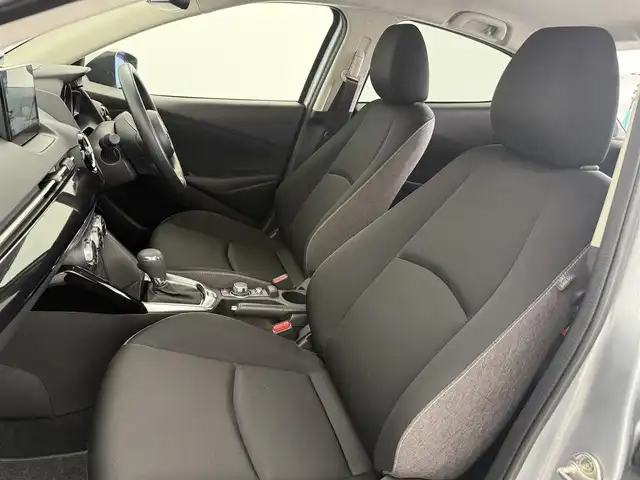 マツダ マツダ２ 15BD 愛知県 2023(令5)年 0.3万km ソニックシルバーM 純正８インチナビ/　（Ｂｌｕｅｔｏｏｔｈ／フルセグＴＶ／ＣＤ／ＤＶＤ）/全方位カメラ/ビルトインＥＴＣ/前後ドラレコ/ヘッドアップディスプレイ/衝突被害軽減ブレーキ/アダプティブクルーズコントロール/MTモード付AT