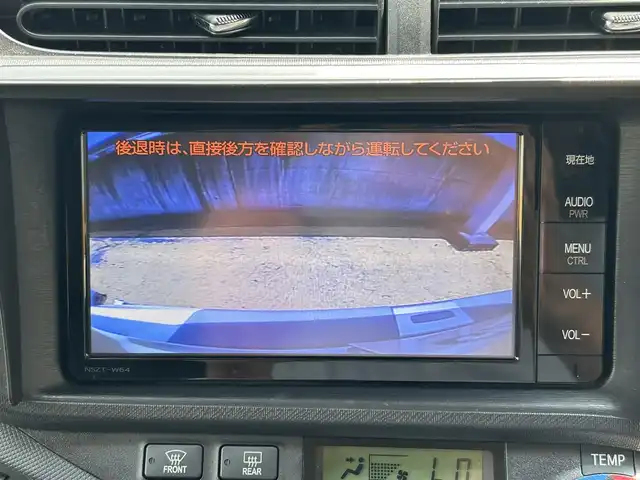 トヨタ アクア G 静岡県 2013(平25)年 7.2万km スーパーホワイトⅡ ワンオーナー/純正ナビ/フルセグTV/DVD/CD/SD/MSV/BT/バックカメラ/LEDヘッドライト/LEDフォグライト/オートライト/社外テールレンズ/革調シートカバー/ETC/前方ドライブレコーダー/純正16インチAW/スマートキー×2/保証書/取扱説明書/H28/30/R2/4/6点検記録簿有