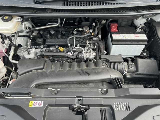 トヨタ ヴォクシー S－Z 滋賀県 2022(令4)年 3.7万km ホワイトパールクリスタルシャイン ガソリン/2WD(FF)/CVT/フリップダウンモニター/両側パワースライドドア/10.5インチディスプレイオーディオ/(FM/AM/フルセグ/Bluetooth)/バックカメラ/ETC/ドライブレコーダー/ＴｏｙｏｔａＳａｆｅｔｙSｅｎｓｅ/・プリクラッシュブレーキアシスト		/・踏み間違い防止アシスト/・トヨタチームメイト（アドバンストドライブ）/・レーンキープアシスト/・緊急時操舵支援（アクティブ操舵機能付）/・フロントクロストラフィックアラート（ＦＣＴＡ）/・ブラインドスポットモニター（ＢＳＭ）/・安心降車アシスト（ドアオープン制御付）（ＳＥＡ）/・パーキングサポートブレーキ/・標識検知機能	/デジタルインナーミラー/運転席・助手席・2列目シートヒーター/2列目シートオットマン/電動リアゲート/電動格納ミラー/電動パーキング/ブレーキホールド/革巻きステアリング/ステアリングスイッチ/オートライト/LEDヘッドライト/フロントフォグ/フルオートエアコン/プッシュスタート/スマートキー/純正フロアマット/ドアバイザー