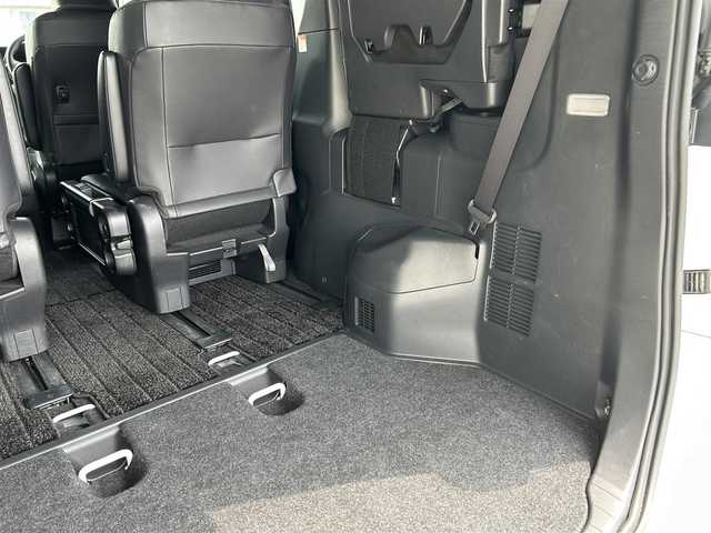トヨタ ヴォクシー S－Z 滋賀県 2022(令4)年 3.7万km ホワイトパールクリスタルシャイン ガソリン/2WD(FF)/CVT/フリップダウンモニター/両側パワースライドドア/10.5インチディスプレイオーディオ/(FM/AM/フルセグ/Bluetooth)/バックカメラ/ETC/ドライブレコーダー/ＴｏｙｏｔａＳａｆｅｔｙSｅｎｓｅ/・プリクラッシュブレーキアシスト		/・踏み間違い防止アシスト/・トヨタチームメイト（アドバンストドライブ）/・レーンキープアシスト/・緊急時操舵支援（アクティブ操舵機能付）/・フロントクロストラフィックアラート（ＦＣＴＡ）/・ブラインドスポットモニター（ＢＳＭ）/・安心降車アシスト（ドアオープン制御付）（ＳＥＡ）/・パーキングサポートブレーキ/・標識検知機能	/デジタルインナーミラー/運転席・助手席・2列目シートヒーター/2列目シートオットマン/電動リアゲート/電動格納ミラー/電動パーキング/ブレーキホールド/革巻きステアリング/ステアリングスイッチ/オートライト/LEDヘッドライト/フロントフォグ/フルオートエアコン/プッシュスタート/スマートキー/純正フロアマット/ドアバイザー