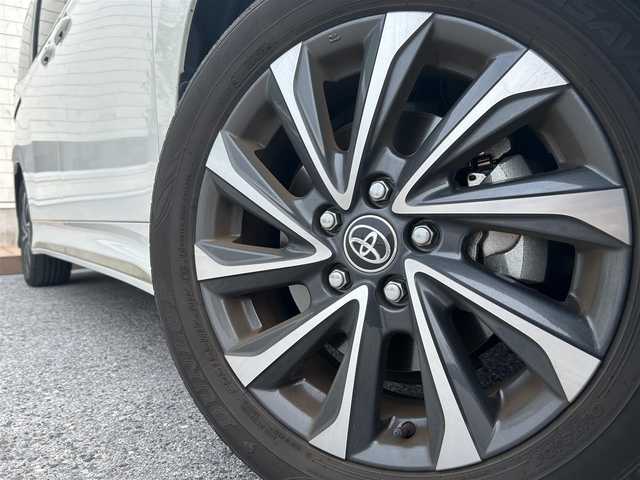 トヨタ ヴォクシー S－Z 滋賀県 2022(令4)年 3.7万km ホワイトパールクリスタルシャイン ガソリン/2WD(FF)/CVT/フリップダウンモニター/両側パワースライドドア/10.5インチディスプレイオーディオ/(FM/AM/フルセグ/Bluetooth)/バックカメラ/ETC/ドライブレコーダー/ＴｏｙｏｔａＳａｆｅｔｙSｅｎｓｅ/・プリクラッシュブレーキアシスト		/・踏み間違い防止アシスト/・トヨタチームメイト（アドバンストドライブ）/・レーンキープアシスト/・緊急時操舵支援（アクティブ操舵機能付）/・フロントクロストラフィックアラート（ＦＣＴＡ）/・ブラインドスポットモニター（ＢＳＭ）/・安心降車アシスト（ドアオープン制御付）（ＳＥＡ）/・パーキングサポートブレーキ/・標識検知機能	/デジタルインナーミラー/運転席・助手席・2列目シートヒーター/2列目シートオットマン/電動リアゲート/電動格納ミラー/電動パーキング/ブレーキホールド/革巻きステアリング/ステアリングスイッチ/オートライト/LEDヘッドライト/フロントフォグ/フルオートエアコン/プッシュスタート/スマートキー/純正フロアマット/ドアバイザー