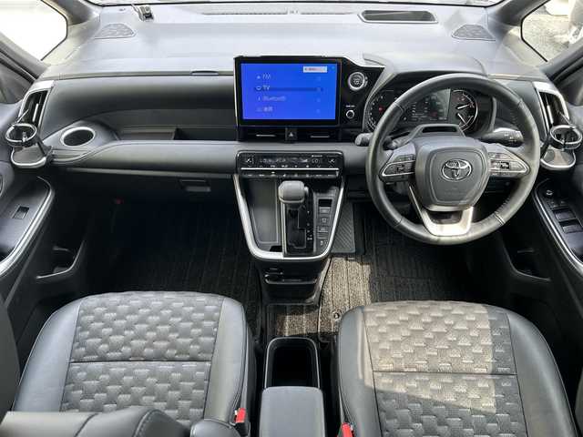トヨタ ヴォクシー S－Z 滋賀県 2022(令4)年 3.7万km ホワイトパールクリスタルシャイン ガソリン/2WD(FF)/CVT/フリップダウンモニター/両側パワースライドドア/10.5インチディスプレイオーディオ/(FM/AM/フルセグ/Bluetooth)/バックカメラ/ETC/ドライブレコーダー/ＴｏｙｏｔａＳａｆｅｔｙSｅｎｓｅ/・プリクラッシュブレーキアシスト		/・踏み間違い防止アシスト/・トヨタチームメイト（アドバンストドライブ）/・レーンキープアシスト/・緊急時操舵支援（アクティブ操舵機能付）/・フロントクロストラフィックアラート（ＦＣＴＡ）/・ブラインドスポットモニター（ＢＳＭ）/・安心降車アシスト（ドアオープン制御付）（ＳＥＡ）/・パーキングサポートブレーキ/・標識検知機能	/デジタルインナーミラー/運転席・助手席・2列目シートヒーター/2列目シートオットマン/電動リアゲート/電動格納ミラー/電動パーキング/ブレーキホールド/革巻きステアリング/ステアリングスイッチ/オートライト/LEDヘッドライト/フロントフォグ/フルオートエアコン/プッシュスタート/スマートキー/純正フロアマット/ドアバイザー