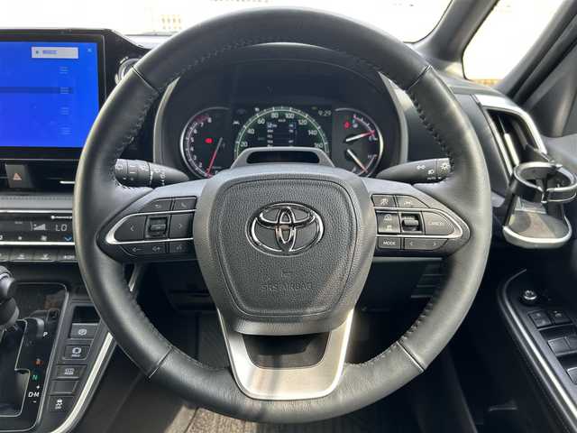トヨタ ヴォクシー S－Z 滋賀県 2022(令4)年 3.7万km ホワイトパールクリスタルシャイン ガソリン/2WD(FF)/CVT/フリップダウンモニター/両側パワースライドドア/10.5インチディスプレイオーディオ/(FM/AM/フルセグ/Bluetooth)/バックカメラ/ETC/ドライブレコーダー/ＴｏｙｏｔａＳａｆｅｔｙSｅｎｓｅ/・プリクラッシュブレーキアシスト		/・踏み間違い防止アシスト/・トヨタチームメイト（アドバンストドライブ）/・レーンキープアシスト/・緊急時操舵支援（アクティブ操舵機能付）/・フロントクロストラフィックアラート（ＦＣＴＡ）/・ブラインドスポットモニター（ＢＳＭ）/・安心降車アシスト（ドアオープン制御付）（ＳＥＡ）/・パーキングサポートブレーキ/・標識検知機能	/デジタルインナーミラー/運転席・助手席・2列目シートヒーター/2列目シートオットマン/電動リアゲート/電動格納ミラー/電動パーキング/ブレーキホールド/革巻きステアリング/ステアリングスイッチ/オートライト/LEDヘッドライト/フロントフォグ/フルオートエアコン/プッシュスタート/スマートキー/純正フロアマット/ドアバイザー