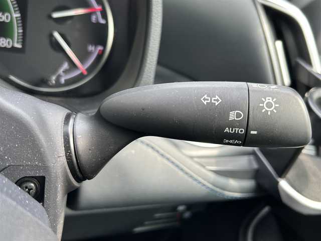 トヨタ ヴォクシー S－Z 滋賀県 2022(令4)年 3.7万km ホワイトパールクリスタルシャイン ガソリン/2WD(FF)/CVT/フリップダウンモニター/両側パワースライドドア/10.5インチディスプレイオーディオ/(FM/AM/フルセグ/Bluetooth)/バックカメラ/ETC/ドライブレコーダー/ＴｏｙｏｔａＳａｆｅｔｙSｅｎｓｅ/・プリクラッシュブレーキアシスト		/・踏み間違い防止アシスト/・トヨタチームメイト（アドバンストドライブ）/・レーンキープアシスト/・緊急時操舵支援（アクティブ操舵機能付）/・フロントクロストラフィックアラート（ＦＣＴＡ）/・ブラインドスポットモニター（ＢＳＭ）/・安心降車アシスト（ドアオープン制御付）（ＳＥＡ）/・パーキングサポートブレーキ/・標識検知機能	/デジタルインナーミラー/運転席・助手席・2列目シートヒーター/2列目シートオットマン/電動リアゲート/電動格納ミラー/電動パーキング/ブレーキホールド/革巻きステアリング/ステアリングスイッチ/オートライト/LEDヘッドライト/フロントフォグ/フルオートエアコン/プッシュスタート/スマートキー/純正フロアマット/ドアバイザー