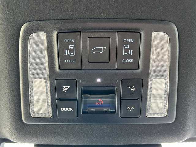 トヨタ ヴォクシー S－Z 滋賀県 2022(令4)年 3.7万km ホワイトパールクリスタルシャイン ガソリン/2WD(FF)/CVT/フリップダウンモニター/両側パワースライドドア/10.5インチディスプレイオーディオ/(FM/AM/フルセグ/Bluetooth)/バックカメラ/ETC/ドライブレコーダー/ＴｏｙｏｔａＳａｆｅｔｙSｅｎｓｅ/・プリクラッシュブレーキアシスト		/・踏み間違い防止アシスト/・トヨタチームメイト（アドバンストドライブ）/・レーンキープアシスト/・緊急時操舵支援（アクティブ操舵機能付）/・フロントクロストラフィックアラート（ＦＣＴＡ）/・ブラインドスポットモニター（ＢＳＭ）/・安心降車アシスト（ドアオープン制御付）（ＳＥＡ）/・パーキングサポートブレーキ/・標識検知機能	/デジタルインナーミラー/運転席・助手席・2列目シートヒーター/2列目シートオットマン/電動リアゲート/電動格納ミラー/電動パーキング/ブレーキホールド/革巻きステアリング/ステアリングスイッチ/オートライト/LEDヘッドライト/フロントフォグ/フルオートエアコン/プッシュスタート/スマートキー/純正フロアマット/ドアバイザー