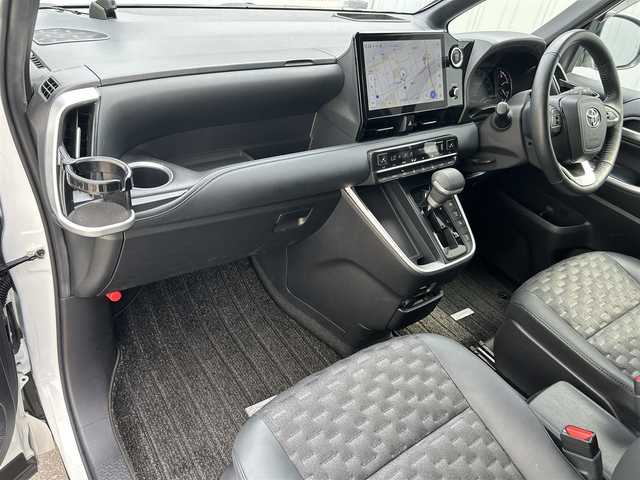 トヨタ ヴォクシー S－Z 滋賀県 2022(令4)年 3.7万km ホワイトパールクリスタルシャイン ガソリン/2WD(FF)/CVT/フリップダウンモニター/両側パワースライドドア/10.5インチディスプレイオーディオ/(FM/AM/フルセグ/Bluetooth)/バックカメラ/ETC/ドライブレコーダー/ＴｏｙｏｔａＳａｆｅｔｙSｅｎｓｅ/・プリクラッシュブレーキアシスト		/・踏み間違い防止アシスト/・トヨタチームメイト（アドバンストドライブ）/・レーンキープアシスト/・緊急時操舵支援（アクティブ操舵機能付）/・フロントクロストラフィックアラート（ＦＣＴＡ）/・ブラインドスポットモニター（ＢＳＭ）/・安心降車アシスト（ドアオープン制御付）（ＳＥＡ）/・パーキングサポートブレーキ/・標識検知機能	/デジタルインナーミラー/運転席・助手席・2列目シートヒーター/2列目シートオットマン/電動リアゲート/電動格納ミラー/電動パーキング/ブレーキホールド/革巻きステアリング/ステアリングスイッチ/オートライト/LEDヘッドライト/フロントフォグ/フルオートエアコン/プッシュスタート/スマートキー/純正フロアマット/ドアバイザー