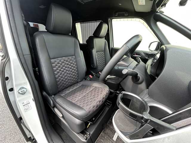トヨタ ヴォクシー S－Z 滋賀県 2022(令4)年 3.7万km ホワイトパールクリスタルシャイン ガソリン/2WD(FF)/CVT/フリップダウンモニター/両側パワースライドドア/10.5インチディスプレイオーディオ/(FM/AM/フルセグ/Bluetooth)/バックカメラ/ETC/ドライブレコーダー/ＴｏｙｏｔａＳａｆｅｔｙSｅｎｓｅ/・プリクラッシュブレーキアシスト		/・踏み間違い防止アシスト/・トヨタチームメイト（アドバンストドライブ）/・レーンキープアシスト/・緊急時操舵支援（アクティブ操舵機能付）/・フロントクロストラフィックアラート（ＦＣＴＡ）/・ブラインドスポットモニター（ＢＳＭ）/・安心降車アシスト（ドアオープン制御付）（ＳＥＡ）/・パーキングサポートブレーキ/・標識検知機能	/デジタルインナーミラー/運転席・助手席・2列目シートヒーター/2列目シートオットマン/電動リアゲート/電動格納ミラー/電動パーキング/ブレーキホールド/革巻きステアリング/ステアリングスイッチ/オートライト/LEDヘッドライト/フロントフォグ/フルオートエアコン/プッシュスタート/スマートキー/純正フロアマット/ドアバイザー