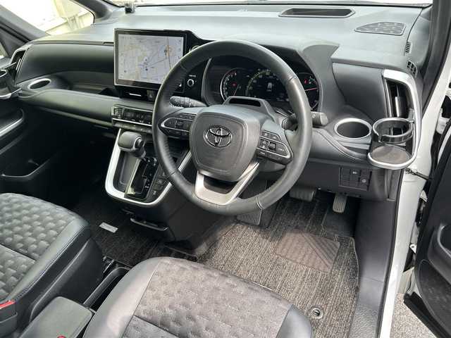 トヨタ ヴォクシー S－Z 滋賀県 2022(令4)年 3.7万km ホワイトパールクリスタルシャイン ガソリン/2WD(FF)/CVT/フリップダウンモニター/両側パワースライドドア/10.5インチディスプレイオーディオ/(FM/AM/フルセグ/Bluetooth)/バックカメラ/ETC/ドライブレコーダー/ＴｏｙｏｔａＳａｆｅｔｙSｅｎｓｅ/・プリクラッシュブレーキアシスト		/・踏み間違い防止アシスト/・トヨタチームメイト（アドバンストドライブ）/・レーンキープアシスト/・緊急時操舵支援（アクティブ操舵機能付）/・フロントクロストラフィックアラート（ＦＣＴＡ）/・ブラインドスポットモニター（ＢＳＭ）/・安心降車アシスト（ドアオープン制御付）（ＳＥＡ）/・パーキングサポートブレーキ/・標識検知機能	/デジタルインナーミラー/運転席・助手席・2列目シートヒーター/2列目シートオットマン/電動リアゲート/電動格納ミラー/電動パーキング/ブレーキホールド/革巻きステアリング/ステアリングスイッチ/オートライト/LEDヘッドライト/フロントフォグ/フルオートエアコン/プッシュスタート/スマートキー/純正フロアマット/ドアバイザー