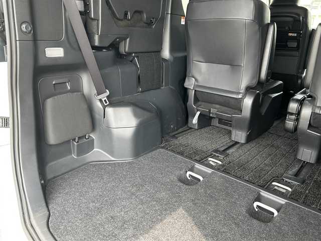 トヨタ ヴォクシー S－Z 大阪府 2022(令4)年 3.7万km ホワイトパールクリスタルシャイン トヨタセーフティセンス/・プリクラッシュブレーキアシスト		/・踏み間違い防止アシスト/・トヨタチームメイト（アドバンストドライブ）/・レーンキープアシスト/・緊急時操舵支援（アクティブ操舵機能付）/・フロントクロストラフィックアラート（ＦＣＴＡ）/・ブラインドスポットモニター（ＢＳＭ）/・安心降車アシスト（ドアオープン制御付）（ＳＥＡ）/・パーキングサポートブレーキ/・標識検知機能	/10.5インチディスプレイオーディオ/　　BT/FM/AM/TV/バックカメラ/フリップダウンモニター/両側パワースライドドア/電動リアゲート/LEDヘッドライト/運転席・助手席・2列目シートヒーター/2列目シートオットマン/電動パーキングブレーキ/ブレーキホールド/プッシュスタート/純正17インチアルミホイール/純正フロアマット/純正ETC2.0/ドアバイザー/デジタルインナーミラー