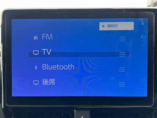 トヨタ ヴォクシー S－Z 大阪府 2022(令4)年 3.7万km ホワイトパールクリスタルシャイン トヨタセーフティセンス/・プリクラッシュブレーキアシスト		/・踏み間違い防止アシスト/・トヨタチームメイト（アドバンストドライブ）/・レーンキープアシスト/・緊急時操舵支援（アクティブ操舵機能付）/・フロントクロストラフィックアラート（ＦＣＴＡ）/・ブラインドスポットモニター（ＢＳＭ）/・安心降車アシスト（ドアオープン制御付）（ＳＥＡ）/・パーキングサポートブレーキ/・標識検知機能	/10.5インチディスプレイオーディオ/　　BT/FM/AM/TV/バックカメラ/フリップダウンモニター/両側パワースライドドア/電動リアゲート/LEDヘッドライト/運転席・助手席・2列目シートヒーター/2列目シートオットマン/電動パーキングブレーキ/ブレーキホールド/プッシュスタート/純正17インチアルミホイール/純正フロアマット/純正ETC2.0/ドアバイザー/デジタルインナーミラー