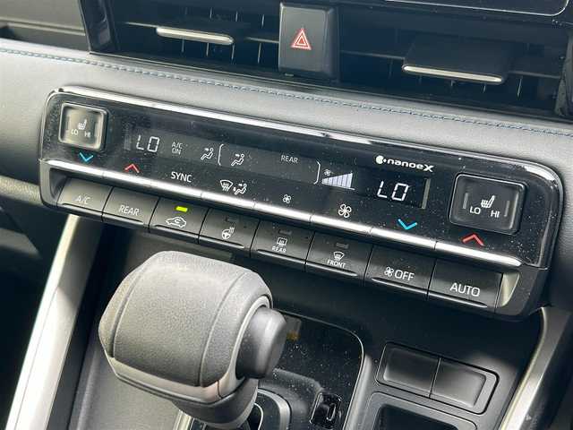 トヨタ ヴォクシー S－Z 大阪府 2022(令4)年 3.7万km ホワイトパールクリスタルシャイン トヨタセーフティセンス/・プリクラッシュブレーキアシスト		/・踏み間違い防止アシスト/・トヨタチームメイト（アドバンストドライブ）/・レーンキープアシスト/・緊急時操舵支援（アクティブ操舵機能付）/・フロントクロストラフィックアラート（ＦＣＴＡ）/・ブラインドスポットモニター（ＢＳＭ）/・安心降車アシスト（ドアオープン制御付）（ＳＥＡ）/・パーキングサポートブレーキ/・標識検知機能	/10.5インチディスプレイオーディオ/　　BT/FM/AM/TV/バックカメラ/フリップダウンモニター/両側パワースライドドア/電動リアゲート/LEDヘッドライト/運転席・助手席・2列目シートヒーター/2列目シートオットマン/電動パーキングブレーキ/ブレーキホールド/プッシュスタート/純正17インチアルミホイール/純正フロアマット/純正ETC2.0/ドアバイザー/デジタルインナーミラー