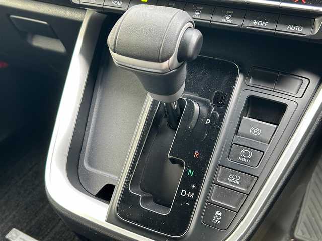 トヨタ ヴォクシー S－Z 大阪府 2022(令4)年 3.7万km ホワイトパールクリスタルシャイン トヨタセーフティセンス/・プリクラッシュブレーキアシスト		/・踏み間違い防止アシスト/・トヨタチームメイト（アドバンストドライブ）/・レーンキープアシスト/・緊急時操舵支援（アクティブ操舵機能付）/・フロントクロストラフィックアラート（ＦＣＴＡ）/・ブラインドスポットモニター（ＢＳＭ）/・安心降車アシスト（ドアオープン制御付）（ＳＥＡ）/・パーキングサポートブレーキ/・標識検知機能	/10.5インチディスプレイオーディオ/　　BT/FM/AM/TV/バックカメラ/フリップダウンモニター/両側パワースライドドア/電動リアゲート/LEDヘッドライト/運転席・助手席・2列目シートヒーター/2列目シートオットマン/電動パーキングブレーキ/ブレーキホールド/プッシュスタート/純正17インチアルミホイール/純正フロアマット/純正ETC2.0/ドアバイザー/デジタルインナーミラー