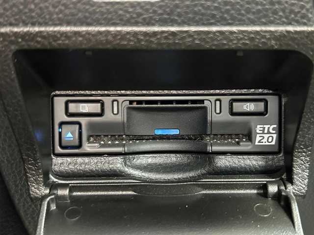 トヨタ ヴォクシー S－Z 大阪府 2022(令4)年 3.7万km ホワイトパールクリスタルシャイン トヨタセーフティセンス/・プリクラッシュブレーキアシスト		/・踏み間違い防止アシスト/・トヨタチームメイト（アドバンストドライブ）/・レーンキープアシスト/・緊急時操舵支援（アクティブ操舵機能付）/・フロントクロストラフィックアラート（ＦＣＴＡ）/・ブラインドスポットモニター（ＢＳＭ）/・安心降車アシスト（ドアオープン制御付）（ＳＥＡ）/・パーキングサポートブレーキ/・標識検知機能	/10.5インチディスプレイオーディオ/　　BT/FM/AM/TV/バックカメラ/フリップダウンモニター/両側パワースライドドア/電動リアゲート/LEDヘッドライト/運転席・助手席・2列目シートヒーター/2列目シートオットマン/電動パーキングブレーキ/ブレーキホールド/プッシュスタート/純正17インチアルミホイール/純正フロアマット/純正ETC2.0/ドアバイザー/デジタルインナーミラー