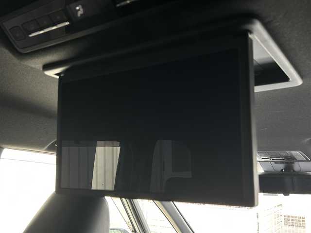 トヨタ ヴォクシー S－Z 大阪府 2022(令4)年 3.7万km ホワイトパールクリスタルシャイン トヨタセーフティセンス/・プリクラッシュブレーキアシスト		/・踏み間違い防止アシスト/・トヨタチームメイト（アドバンストドライブ）/・レーンキープアシスト/・緊急時操舵支援（アクティブ操舵機能付）/・フロントクロストラフィックアラート（ＦＣＴＡ）/・ブラインドスポットモニター（ＢＳＭ）/・安心降車アシスト（ドアオープン制御付）（ＳＥＡ）/・パーキングサポートブレーキ/・標識検知機能	/10.5インチディスプレイオーディオ/　　BT/FM/AM/TV/バックカメラ/フリップダウンモニター/両側パワースライドドア/電動リアゲート/LEDヘッドライト/運転席・助手席・2列目シートヒーター/2列目シートオットマン/電動パーキングブレーキ/ブレーキホールド/プッシュスタート/純正17インチアルミホイール/純正フロアマット/純正ETC2.0/ドアバイザー/デジタルインナーミラー