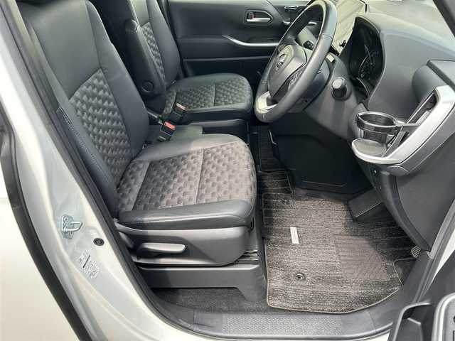 トヨタ ヴォクシー S－Z 大阪府 2022(令4)年 3.7万km ホワイトパールクリスタルシャイン トヨタセーフティセンス/・プリクラッシュブレーキアシスト		/・踏み間違い防止アシスト/・トヨタチームメイト（アドバンストドライブ）/・レーンキープアシスト/・緊急時操舵支援（アクティブ操舵機能付）/・フロントクロストラフィックアラート（ＦＣＴＡ）/・ブラインドスポットモニター（ＢＳＭ）/・安心降車アシスト（ドアオープン制御付）（ＳＥＡ）/・パーキングサポートブレーキ/・標識検知機能	/10.5インチディスプレイオーディオ/　　BT/FM/AM/TV/バックカメラ/フリップダウンモニター/両側パワースライドドア/電動リアゲート/LEDヘッドライト/運転席・助手席・2列目シートヒーター/2列目シートオットマン/電動パーキングブレーキ/ブレーキホールド/プッシュスタート/純正17インチアルミホイール/純正フロアマット/純正ETC2.0/ドアバイザー/デジタルインナーミラー