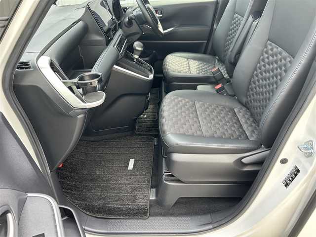 トヨタ ヴォクシー S－Z 大阪府 2022(令4)年 3.7万km ホワイトパールクリスタルシャイン トヨタセーフティセンス/・プリクラッシュブレーキアシスト		/・踏み間違い防止アシスト/・トヨタチームメイト（アドバンストドライブ）/・レーンキープアシスト/・緊急時操舵支援（アクティブ操舵機能付）/・フロントクロストラフィックアラート（ＦＣＴＡ）/・ブラインドスポットモニター（ＢＳＭ）/・安心降車アシスト（ドアオープン制御付）（ＳＥＡ）/・パーキングサポートブレーキ/・標識検知機能	/10.5インチディスプレイオーディオ/　　BT/FM/AM/TV/バックカメラ/フリップダウンモニター/両側パワースライドドア/電動リアゲート/LEDヘッドライト/運転席・助手席・2列目シートヒーター/2列目シートオットマン/電動パーキングブレーキ/ブレーキホールド/プッシュスタート/純正17インチアルミホイール/純正フロアマット/純正ETC2.0/ドアバイザー/デジタルインナーミラー