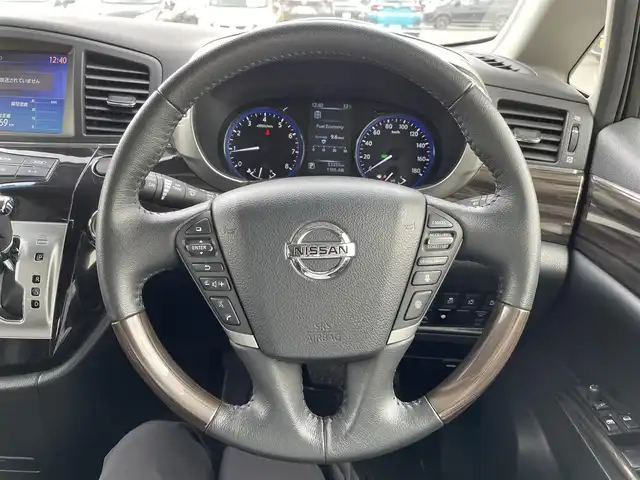 日産 エルグランド 250HWS S アーバンクロム 岡山県 2019(平31)年 5.4万km ファントムブラック 登録時走行距離 53355km/HWSアーバンクロム　7人乗り/ニッサンメーカー純正ナビ/　【CD/Bluetooth/フルセグTV】/フリップダウンモニター/全方位カメラ/クルーズコントロール(追従走行あり)/衝突被害軽減システム/車線逸脱警報（レーンキープアシスト）/コーナーセンサー/ドライブレコーダー/ETC/両側パワースライドドア/レザー調シート/革巻きステアリング/ステアリングスイッチ/ヘッドライト/フォグライト/オートライト/プッシュスタート/スマートキー/MTモード付きAT/アイドリングストップ/純正アルミホイール 18インチ/ドアバイザー/ウインカーミラー/電動格納ミラー/純正フロアマット/横滑防止装置/盗難防止装置/新車時整備手帳（保証書）
