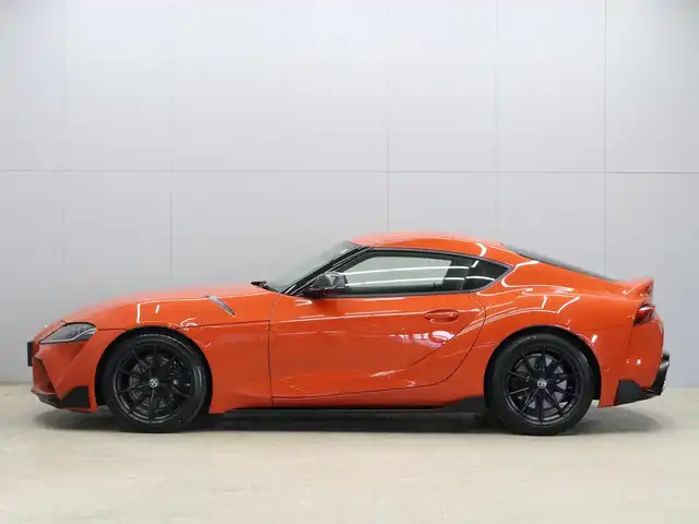 トヨタ スープラ RZ プラズマオレンジ100ED 三重県 2024(令6)年 0.7万km オレンジ 100台限定車/専用ボディ色プラズマオレンジ(D19)/ワンオーナー /プリクラッシュセーフティ/レーンディパーチャーアラート/ブラインドスポットモニター/HDDナビゲーションシステム/・8.8インチタッチディスプレイ/・地デジTV/・HDDオーディオ/・Toyota Supra Connect/・Bluetooth/JBLプレミアムサウンドシステム(12スピーカー)/バックカメラ/リアクロストラフィックアラート/ブラックアルカンターラ/革コンビシート/・シートヒーター/パワーシート/コムテック前後ドライブレコーダー/ユピテルGPSレーダー探知機/ETC/純正19インチ10本スポークマットブラック塗装鍛造アルミホイール/「GR」ロゴ入brembo製ブラックブレーキキャリパー（フロント）/6灯式LEDヘッドランプ/・アダプティブハイビーム/オートライト/プッシュエンジンスタート/スマートキー/新車時保証書/取扱説明書