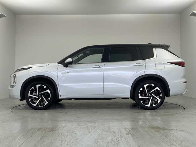 三菱 アウトランダー ＰＨＥＶ P 茨城県 2022(令4)年 2.1万km 白Ⅱ ワンオーナー　純正９型ナビ　フルセグＴＶ　ＢＯＳＥプレミアムサウンド　シートヒーター　ＥＴＣ２．０　ＬＥＤ　衝突軽減ブレーキ　ＨＵＤ　電動リアゲート　アダプティブクルーズコントロール　スマートキー