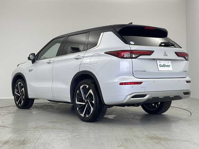 三菱 アウトランダー ＰＨＥＶ P 茨城県 2022(令4)年 2.1万km 白Ⅱ ワンオーナー　純正９型ナビ　フルセグＴＶ　ＢＯＳＥプレミアムサウンド　シートヒーター　ＥＴＣ２．０　ＬＥＤ　衝突軽減ブレーキ　ＨＵＤ　電動リアゲート　アダプティブクルーズコントロール　スマートキー