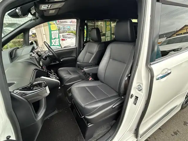 トヨタ エスクァイア ハイブリッド Gi 宮城県 2017(平29)年 7.4万km ホワイトパールクリスタルシャイン 社外ナビ/（アルパイン）/（フルセグTV/Bluetooth/CD/DVD/USB)/・バックカメラ/・ドライブレコーダー/・クルーズコントロール/・レーンキープアシスト/・衝突軽減装置/・両側パワースライドドア/・革シート/・前席シートヒーター/・モデリスタ　フロントバンパー/・革ステアリング/・ステアリングスイッチ/・電動格納ウィンカーミラー/・電動パーキングブレーキ/・ETC/・ISOFIX/・LEDライト/・フロントフォグランプ/・オートライト/・オートハイビーム/・社外15インチアルミホイール/・Wエアバッグ/ABS/・フロアマット/・バイザー/・リアプライバシーガラス/・スペアキー×1/・スマートキー/・プッシュスタート/・保証書/・取扱説明書