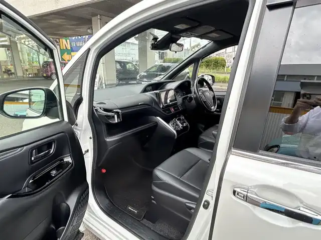 トヨタ エスクァイア ハイブリッド Gi 宮城県 2017(平29)年 7.4万km ホワイトパールクリスタルシャイン 社外ナビ/（アルパイン）/（フルセグTV/Bluetooth/CD/DVD/USB)/・バックカメラ/・ドライブレコーダー/・クルーズコントロール/・レーンキープアシスト/・衝突軽減装置/・両側パワースライドドア/・革シート/・前席シートヒーター/・モデリスタ　フロントバンパー/・革ステアリング/・ステアリングスイッチ/・電動格納ウィンカーミラー/・電動パーキングブレーキ/・ETC/・ISOFIX/・LEDライト/・フロントフォグランプ/・オートライト/・オートハイビーム/・社外15インチアルミホイール/・Wエアバッグ/ABS/・フロアマット/・バイザー/・リアプライバシーガラス/・スペアキー×1/・スマートキー/・プッシュスタート/・保証書/・取扱説明書